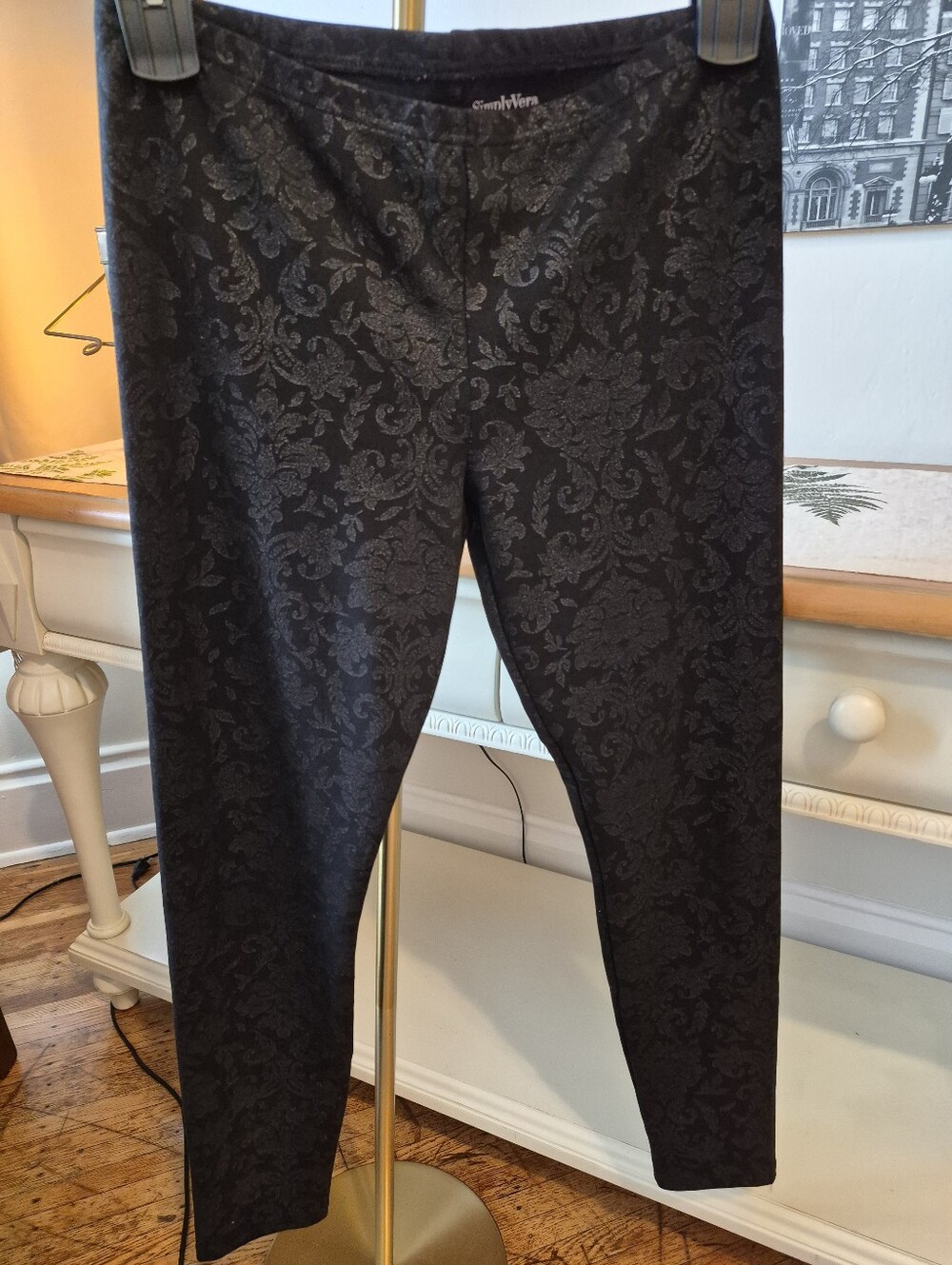 Simply Vera by Vera Wang Size M Black Floral Leggings